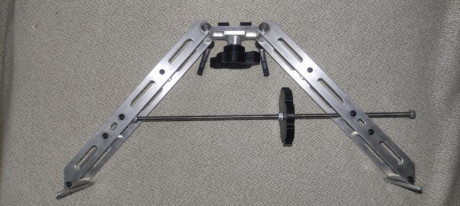 Bipode para rifle, completamente de aluminio muy robusto, regulable en altura e inclinación sujeción al 00