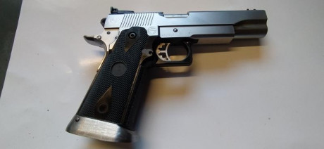 Hola.
Vendo pistola semiautomática tipo 2011.
Armazón y piezas interiores Infinity, corredera Caspian 10