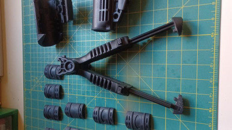 Hola a todos.

Vendo la culata de marca CAA y el bipode de marca FAB Defense que venía con el AR15 Schmeisser 01