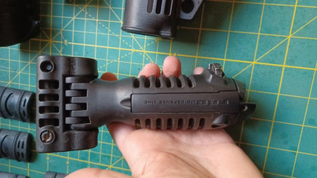 Hola a todos.

Vendo la culata de marca CAA y el bipode de marca FAB Defense que venía con el AR15 Schmeisser 00