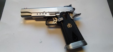 Hola.
Vendo pistola semiautomática tipo 2011.
Armazón y piezas interiores Infinity, corredera Caspian 20