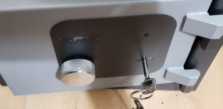 En venta armero de un amigo que abandona la actividad, comprado el año pasado, 2 armas cortas ultima homologación. 01