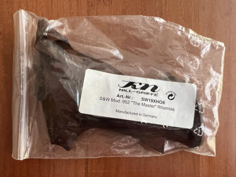 Vendo cachas Nill The Master Rhomlas para Smith Wesson 952. Nuevas, solo probadas. En mi opinión las mejores 01