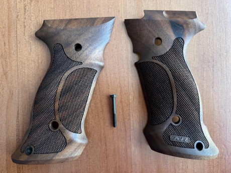 Vendo cachas Nill The Master Rhomlas para Smith Wesson 952. Nuevas, solo probadas. En mi opinión las mejores 00