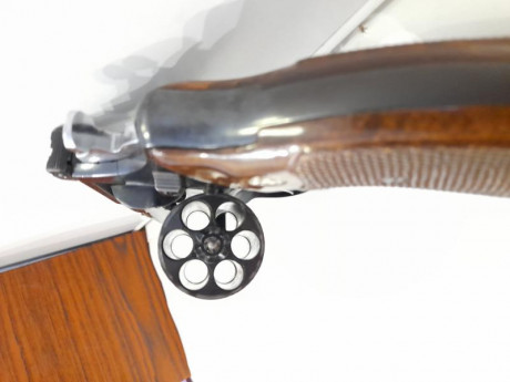HOLA, vendo revolver marca: "Llama", modelo: "Super comanche II", cañón de 6",calibre: 20
