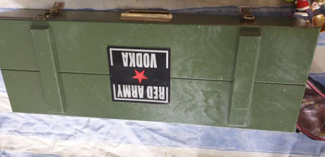 Vendo caja de madera con ak47 de cristal para vodka,le falta la Granada
Se encuentra en Málaga
70 euros 01