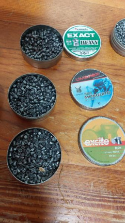 Se venden las cajas de balines que se ven en la foto. Hay  3 cerradas sin estrenar: JSB Exact, barracuda 02