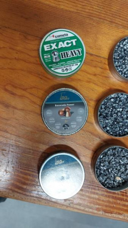 Se venden las cajas de balines que se ven en la foto. Hay  3 cerradas sin estrenar: JSB Exact, barracuda 01