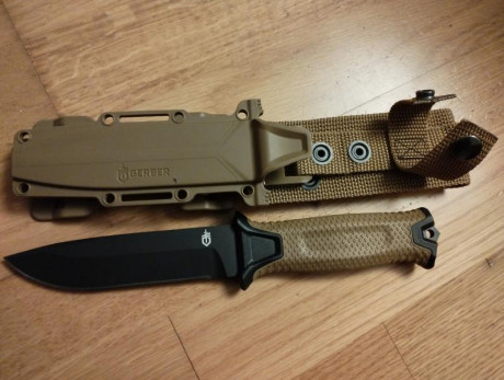 Vendo Gerber Strongarm impecable, sin uso alguno, original. Pomo rompecristales, funda de Kydex que se 01