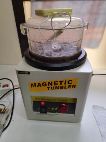 Buenos dias,

Tengo un tumbler magnético y cuando lo uso con vainas del .308 a la hora de sacarlas y enjuagarlas 162
