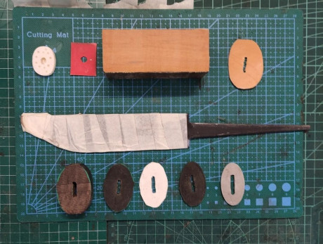 Cuchillo de monte de 28cm totales.
Hoja de 17 cm. 
Acero al carbono con tratamiento anticorrosivo. 
Mango 00