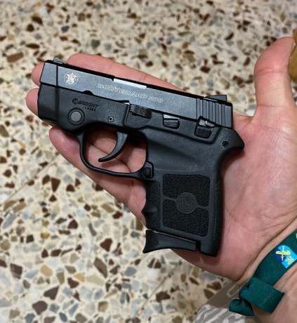 Vendo S&W Bodyguard 380 con láser, tres cargadores, uno de ellos de 10, en perfecto estado. Sólo 50 00
