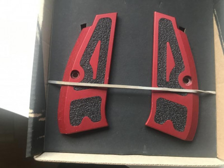 Vendo funda tipo daa race máster sin estrenar 50€, 3 portacargadores 60€ y cachas daa rojas para cz75 01