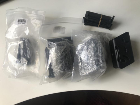 Vendo funda tipo daa race máster sin estrenar 50€, 3 portacargadores 60€ y cachas daa rojas para cz75 00