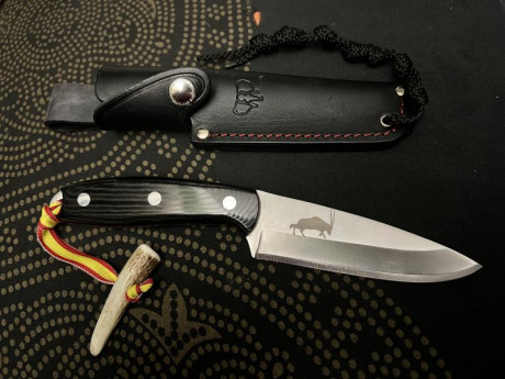Vendo cuchillo marca cudeman, modelo Cesar Bozal de micarta negra.
El cuchillo esta sin usar, va con su 00