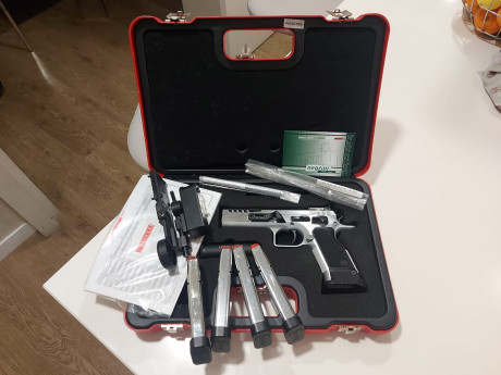 Buenas a todos,
Vendo Tanfoglio Limited Custom como nueva,2500 tiros. Va con 4 cargadores, piecerio Unica, 02