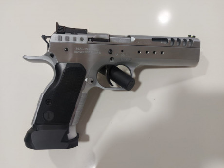 Buenas a todos,
Vendo Tanfoglio Limited Custom como nueva,2500 tiros. Va con 4 cargadores, piecerio Unica, 00