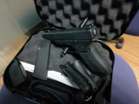 Buenas noches compañer@s, se vende por no usar Glock 17 Gen 3 con varios extras( disparador a 2kg., miras 01