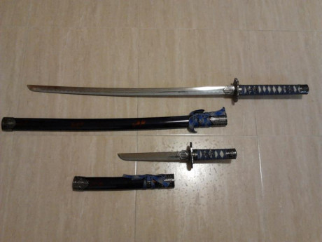 Katana y tanto de decoración. Están en Madrid.
Precio por las dos piezas 30 eruos. 01