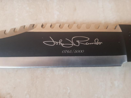 Una serie limitada del cuchillo RAMBO II con su certificado. Funda de cuero y en el pomo tiene todo los 01
