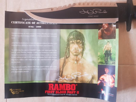 Una serie limitada del cuchillo RAMBO II con su certificado. Funda de cuero y en el pomo tiene todo los 10