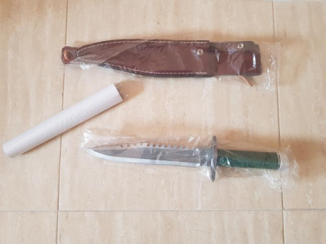 Cuchillo Rambo especial 25 aniversario. Funda cuero y certificado. En el mango están todos los utiles.
 02