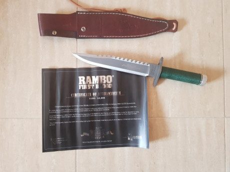 Cuchillo Rambo especial 25 aniversario. Funda cuero y certificado. En el mango están todos los utiles.
 01