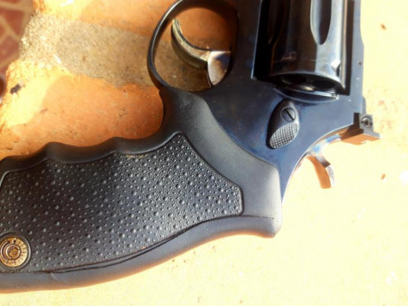 Hola,por fallecimiento del dueño un amigo vende este revolver taurus de 6" en 357-38,solo ha disparado 00