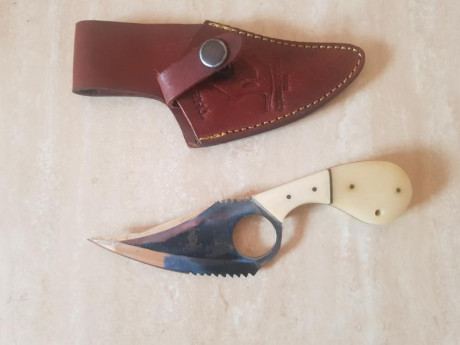 No tengo ni idea de que tipo de cuchillo es. Parece desollar de caza. Pero no tengo idea.
 La funda es 00