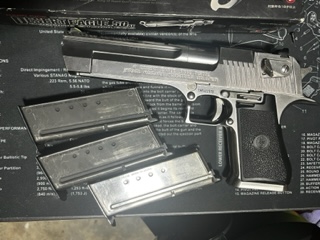 se vende desert eagle cromado de la marca marui. se da con su cargador de serie mas dos extras en color 02