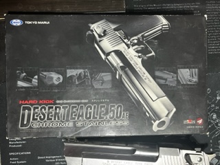 se vende desert eagle cromado de la marca marui. se da con su cargador de serie mas dos extras en color 01