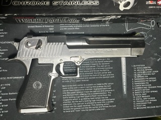 se vende desert eagle cromado de la marca marui. se da con su cargador de serie mas dos extras en color 00