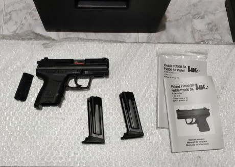 Se vende pistola Heckler and Koch p2000 sk 9mm parabellum. con un par de cargadores, maletín y un complemento 00