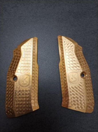 Vendo cachas del laton para cz shadow 2 , para manos grandes .son se la marca M-ARMS
Precio 65 euros , 02