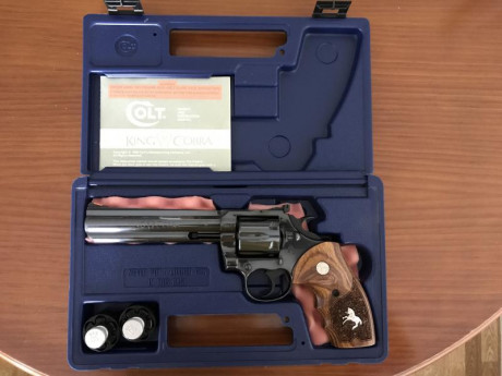 Vendo revólver king cobra de seis pulgadas cal. 357 mag. Pavonado y mecanismos impecables. Maletín y instrucciones 02