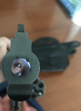 Vendo revólver king cobra de seis pulgadas cal. 357 mag. Pavonado y mecanismos impecables. Maletín y instrucciones 01