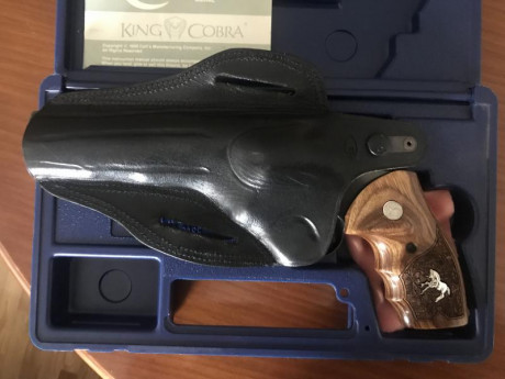Vendo revólver king cobra de seis pulgadas cal. 357 mag. Pavonado y mecanismos impecables. Maletín y instrucciones 00
