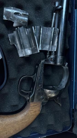 muy buenas compañeros, resulta que ayer mi uberti 1873 tubo un percance aun no aclarado, y estallo reventando 00