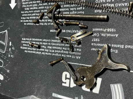 Se venden todas las piezas de un Uberti 1873 a escepcion del tambor,cañón y armazón. Precio 100€ 02