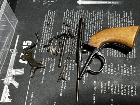 Se venden todas las piezas de un Uberti 1873 a escepcion del tambor,cañón y armazón. Precio 100€ 01