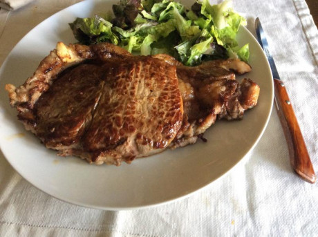 Hoy para comer acelgas hervidas y chuletón de vaca gallega vieja con seis semanas de maduración en cámara 60