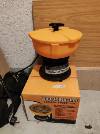 Se vende tumbler SmartReloader SR737 Nano y martillo de inercia de la misma marca(solo tiene casquillo 02