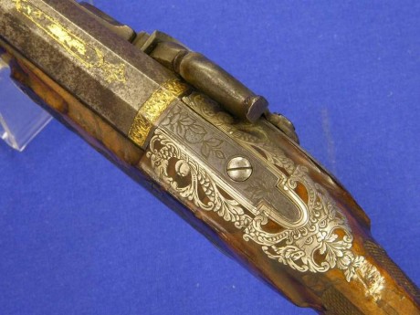 Voy a colocar unas fotos de un arma larga alemana de llave de mecha del siglo XVI. 171