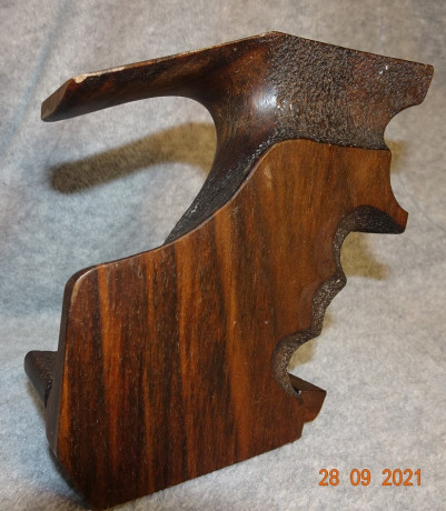 VENDO EMPUÑADURA ZURDA TALLA M PISTOLA MATCH GUNS MGH1
Los puntitos blancos son a que le puse venda tipo 01