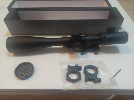 Se vende visor Vector Óptics Sentinel 10-40x50 retícula iluminada en verde y rojo, además de las anillas 02