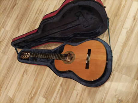 Cambio guitarra antonio de toledo amplificada con fishman presis,tapa maciza abeto,aros y fondo palosanto,tiene 02