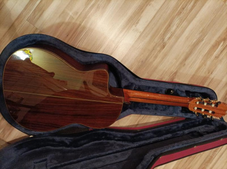 Cambio guitarra antonio de toledo amplificada con fishman presis,tapa maciza abeto,aros y fondo palosanto,tiene 01