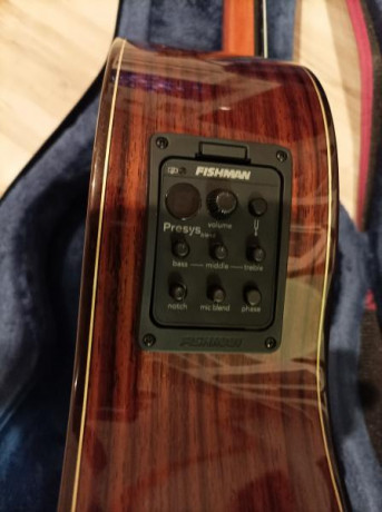 Cambio guitarra antonio de toledo amplificada con fishman presis,tapa maciza abeto,aros y fondo palosanto,tiene 12