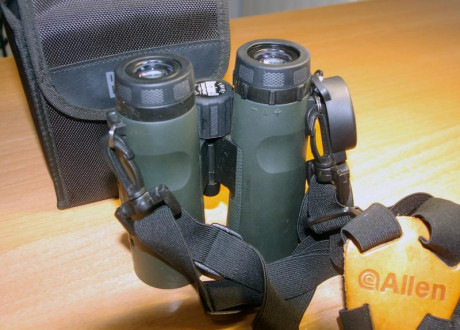 Prismáticos Bushnell Trophy XLT 10x42. En buen estado, las optícas están sin marcas ni arañazos. Con funda 00