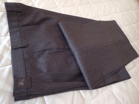 Hola a todos:

Vendo este pantalón  Burberrys  nuevo a estrenar en color marrón  talla 42 y largo 95 cms. 02